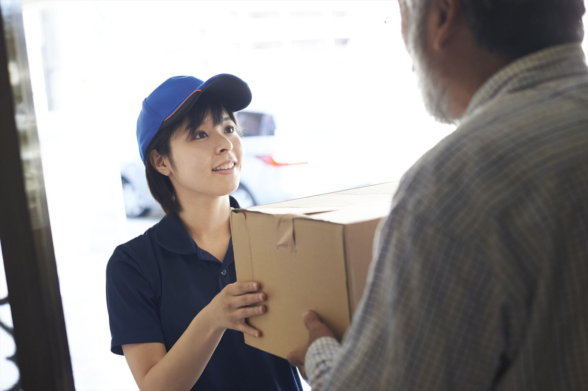 荷物を運ぶ女性スタッフ